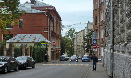 Проблема с загроможденным тротуаром в Старосадовском переулке будет решена