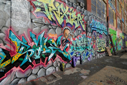 В районе проведена очистка стен от граффити